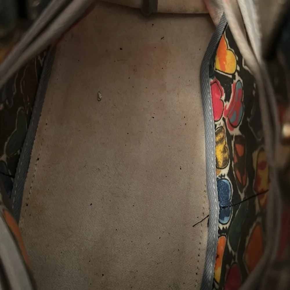 Dooney and bourke heart handbag. With removable 37” leather strap - Picture 3 of 6